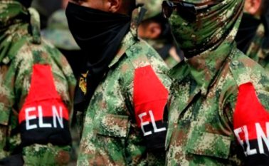 Cuatro sujetos que, portando uniformes del Ejército, brazaletes del Eln y fusiles, obligaron a la mujer a irse con ellos. Internet | Referencial