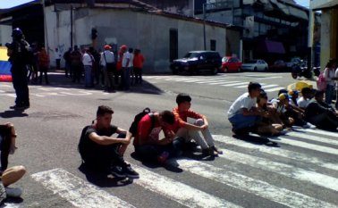 Luego de algunos minutos de tensión, los estudiantes decidieron retirarse del lugar. Eilyn Cardozo