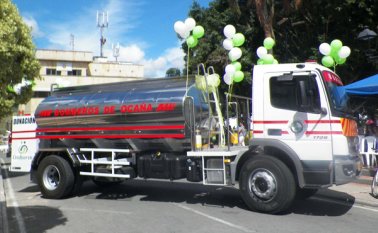 El vehículo fue entregado a los Bomberos en un acto público que se cumplió en el parque 29 de Mayo. Javier Sarabia