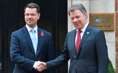 El presidente Juan Manuel Santos es saludado por el Secretario de Estado de Irlanda del Norte, James Brokenshire, durante la histórica visita de Estado que realiza al Reino Unido. Presidencia