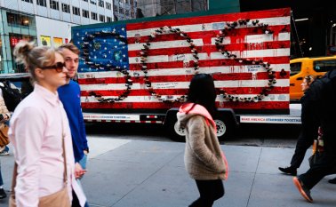 El promedio de encuestas nacionales muestra a Clinton con 45,3% de las intenciones de voto frente a 42,7% para Trump, mientras otros dos candidatos de partidos menores reúnen 8,2%. AFP