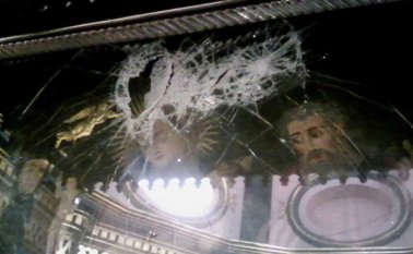 Así quedó la vitrina donde permanecía la Virgen del Rosario y el Ángel de Oro que fueron hurtados. Cortesía