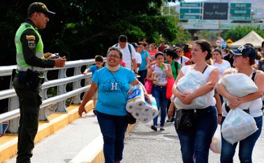 Miles de habitantes del vecino país pasan la frontera en busca de alimentos, medicamento, repuestos de vehículos y demás productos que escasean en Venezuela. La Opinión