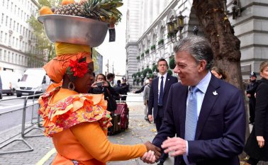 Una palenquera típica del Caribe colombiano saluda al Presidente Santos en las calles de Londres, donde este viernes terminó la Visita de Estado del Mandatario al Reino Unido. Presidencia