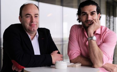 El sicólogo Charles Spence (izq.) y el cocinero Jozef Youssef posan durante el evento Brainy Tongue en el Centro Culinario Vasco de San Sebastián (España). AFP