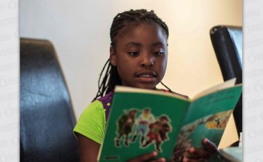 La niña escribió a escondidas, con bolígrafo verde y violeta, ‘Esperar las olas’, en venta en la página web de la plataforma estadounidense por internet Amazon. AFP