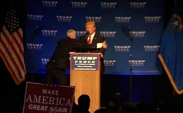 Momento en el que lo retiran del escenario. Captura video