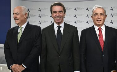 José María Aznar, expresidente del Gobierno español, junto a Andrés Pastrana y Álvaro Uribe Vélez. AFP