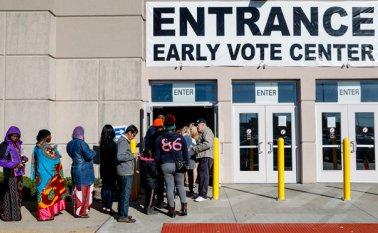 Varios votantes hacieron fila frente a la Junta de Elecciones del Condado Franklin, este lunes, para ejercer su derecho al sufragio. El letrero dice: 'Entrada. Centro de votación anticipada'. AP