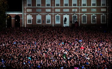 Miles de personas en una manifestación con la candidata presidencial demócrata Hillary Clinton, el expresidente Clinton, el presidente Barack Obama, en Independence Mall, este lunes.
AFP