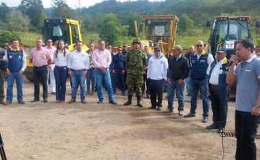 El gobernador William Villamizar fue el encargado de hacer la entrega de la maquinaria. Cortesía