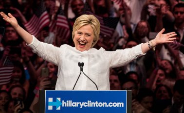 El equipo de campaña de Clinton expresó satisfacción ante el anuncio del FBI. Archivo