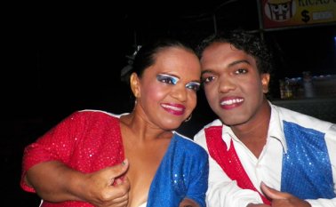 Maquillada y con coloridos atuendos sale al escenario en cada show. Hace malabares y genera sonrisas. Javier Sarabia