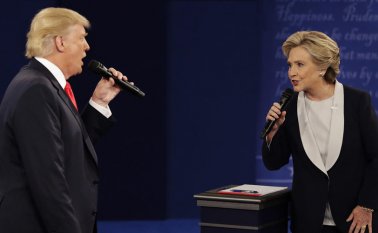 Los dos candidatos tuvieron tres debates en los que se destacaron los insultos mutuos. AP