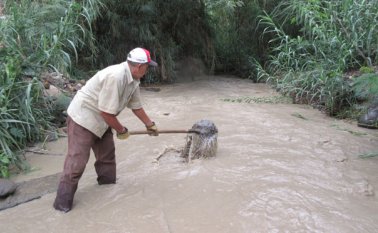 Operarios del acueducto de Villa del Rosario despejaban ayer de manera artesanal el lodo que se acumuló junto a la bocatoma del río Táchira, producto de los deslizamientos de tierra que se han presentado en los últimos días. Orlando Carvajal