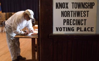 La demócrata Clinton, de 69 años, espera convertirse en la primera mujer en ocupar la Casa Blanca, mientras el republicano Trump espera acabar con el establishment de Washington. AFP