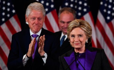 Clinton, quien albergaba esperanzas de ser la primera mujer en ocupar la presidencia estadounidense, llamó al republicano para felicitarlo. AFP