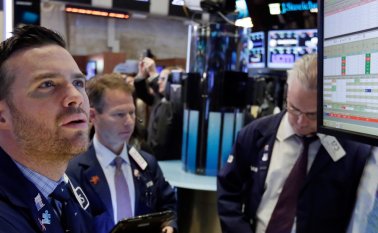 Los inversores optaron por los valores refugio, prefiriendo el yen y el oro. AP