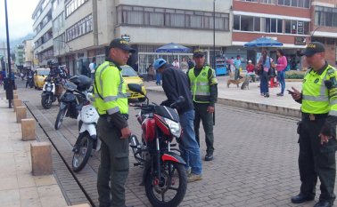 La Policía de Tránsito adelanta controles a motociclistas para verificar si portan al día los documentos.  Roberto Ospino