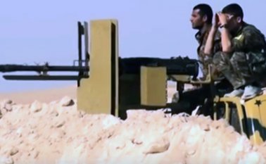 Esta imagen tomada, este lunes, por la agencia noticiosa Hawar muestra a combatientes respaldados por Estados Unidos en posición durante un combate con el grupo Estado Islámico en el norte de Raqqa, Siria. AP