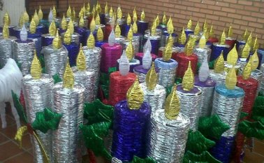 Las figuras decorativas fueron elaboradas por las asociaciones de mujeres y de de jóvenes del municipio desde septiembre pasado en los barrios. Archivo