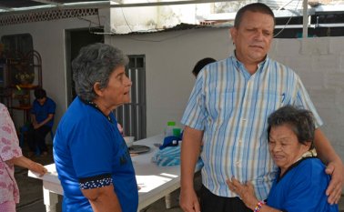 Los esposos Jesús Restrepo y Elioenay Gómez trabajan en la Fundación Mi Fortaleza en el cuidado y la rehabilitación de 50 enfermos mentales. En la foto Restrepo posa junto a dos pacientes. Edinsson Figueroa