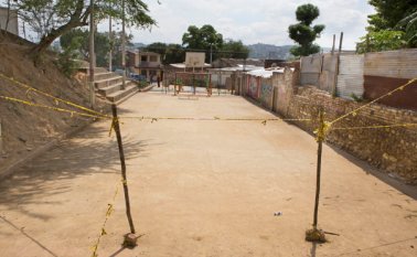 En esta cancha que lleva más de 20 años en el sector, los arcos de metal, fueron reemplazados por palos y cintas. Juan Pablo Cohen