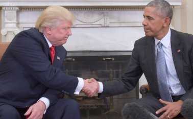 Se reunieron en el Salón Oval de la Casa Blanca al fin del histórico encuentro. AFP