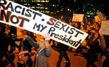 En todo el país, desde Nueva York a Chicago o California, tanto en estados demócratas como republicanos, cientos de manifestantes volvieron a echarse a la calle, aunque en menor número que las noches anteriores. AFP