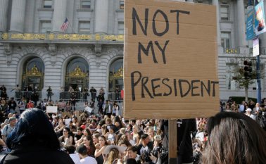 Estudiantes de secundaria protestaron por la elección presidencial de Donald Trump, frente al ayuntamiento de San Francisco. AP