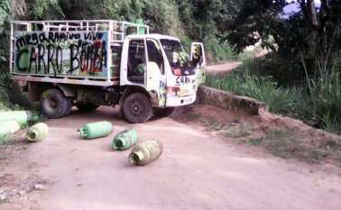 Este carro bomba permanece atravesado en un tramo de la vía entre San Calixto y Teorama Suministrada