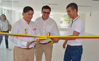 EL ministro Juan Fernando Cristo, el alcalde de Los Patios Diego González y el secretario de Fronteras, Juan Carlos Cortés, declaran inaugurado el Centro Administrativo Municipal. Edinsson Figueroa