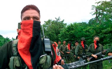 La acción guerrillera dejó una mancha de crudo en el cauce del río Güiza. Archivo