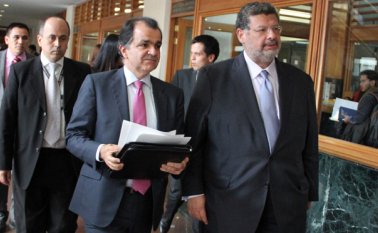 El excandidato a la presidencia, Oscar Iván Zuluaga (izquierda) a través de su abogado Jaime Granados señaló que presentará una demanda por las filtraciones que fue objeto la campaña. Colprensa