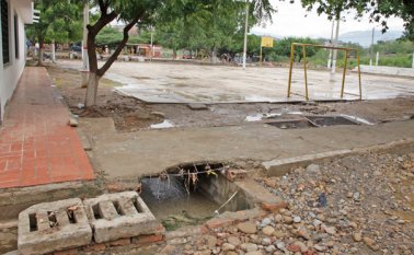 Las lluvias preocupan a los vecinos de este canal de aguas lluvias en el barrio Trigal del Norte. Mario Caicedo