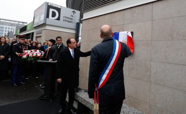 El presidente de Francia, François Hollande, y el alcalde de Saint-Denis, Didier Paillard (derecha), descubren una placa conmemorativa por las víctimas de los ataques terroristas ante el Stade de France. AP