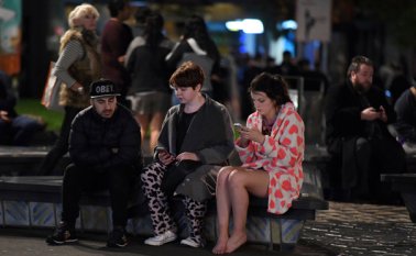 Personas evacuadas de edificios en Wellington, después de que un sismo sacudió la capital de Nueva Zelanda, cuando ya era madrugada del lunes 14 de noviembre. AP