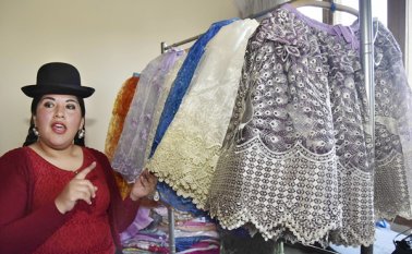 Un atuendo completo de Eliana Paco puede costar entre 200 y 4.300 dólares. AFP