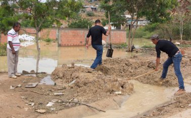 Desde hace 15 días los vecinos de La Fortaleza y Nueva Ilusión hacen po que pueden para solucionar el problema del agua estancada. Luis Alfredo Estévez