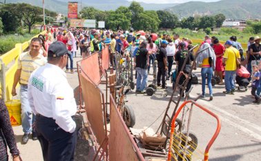 A diario miles de personas desde el vecino país, que no solo se quedan en Norte de Santander sino que llegan al interior del país, en su mayoría para ejercer actividades lucrativas ilegales. Luis Alfredo Estévez