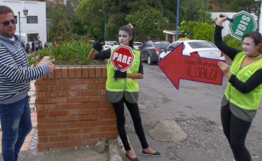 Los mimos se ubican en el sendero por donde deben ingresar y salir los estudiantes de la Universidad de Pamplona. Roberto Ospino