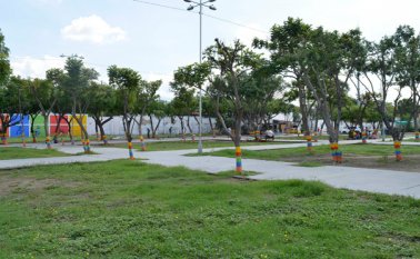 Así luce hoy el parque lineal: una cuadrilla del IMRD de hace trabajos de embellecimiento, pues en el lugar se instalará parte de la decoración navideña. Edinsson Figueroa