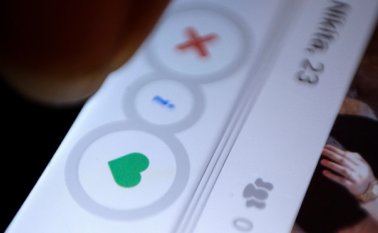 Tinder invitó a la gente que fue removida arbitrariamente de la aplicación por su género a regresar a usar la plataforma. AP