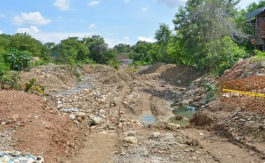 Las obras se iniciaron el mes pasado en un costado del caño de Belisario Betancur. Allí se se abrieron una zanjas para construir unas gradas disipadoras. Edinsson Figueroa