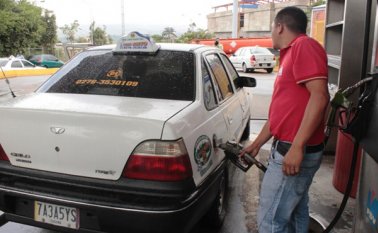El presidente del sindicato aseguró que al menos un 30% de los profesionales del volante están a media máquina. Eilyn Cardozo