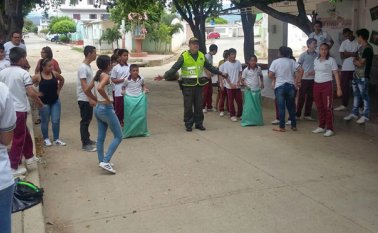 Con juegos tradicionales y en espacios abiertos, estudiantes de un colegio en el barrio Comuneros, promueven sanos espacios de convivencia escolar. Cortesía