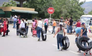 El flujo de llantas y repuestos para vehículos hacia Venezuela disminuyó en las últimas semanas por los puentes internacionales. Archivo