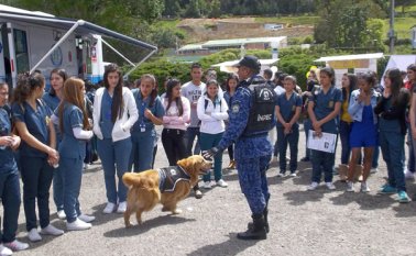 Los universitarios y usuarios del Hospital acudieron a los puestos de atención. Con un canino se explicó como se detecta el porte de drogas. Roberto Ospino
