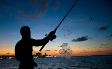 La técnica consiste en inflar tres o cuatro preservativos, anudándolos de forma tal que uno de ellos quede hacia arriba, para que sirva de vela. Hay que esperar el cambio del viento, de la tierra hacia el mar, y lanzarlos al agua para que el conjunto flote alejando la línea a unos 300 metros de distancia. AP