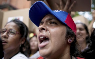 Estudiantes gritan arengas a la Policía Nacional Bolivariana mientras demandan que les permitan continuar su marcha hasta el Centro Nacional Electoral durante una protesta contra el presidente Nicolás Maduro, en Caracas. AP